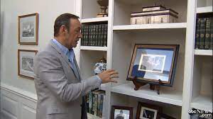 House of cards is a show of mystery, betrayal, and darkness at the highest level. House Of Cards Behind The Scenes With Kevin Spacey Youtube