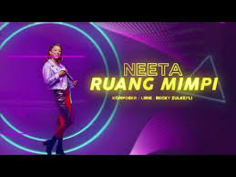 Di gilis angin tercarik awan menanti detik sebelum hujan begitu sendu di guris resah meniti hari. Neeta Manishaa Ruang Mimpi Lyrics