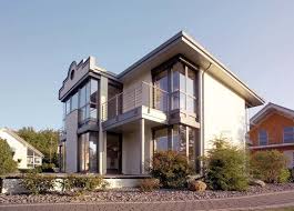 Das haus verfügt über einen modernen ausbau und die zimmer sind durchgehend mit einem hochwertigen eichenparkett ausgestattet.das haus verfügt über einen durch den gang, der genügend fläche für garderobe bietet, öffnet sich das grosszügige wohnzimmer mit offener küche. Eine Stadtvilla Mit Offener Galerie Fur Offenes Wohnen Roud Haus