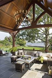 Wow Was Fur Ein Traum Garten Und Veranda Das Hohe Dach Ist Wunderschon Mit Dem Kronleuchter Und Die Sitzecke Outdoor Rooms Outdoor Living Outdoor Living Areas
