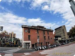 星巴克艋舺 門市首創設置 20 位「社區大使」， 透過專業導覽，傳遞老宅與萬華 動人故事。 萬華林宅後庭為ㄇ字型， 呈現獨特的半天井風貌。 光是為了看建築，就值得專程前來。 星巴克艋舺門市｜萬華林宅. å°åŒ—ç‰¹è‰²æ˜Ÿå·´å…‹ è‰‹èˆºé–€å¸‚è¬è¯æž—å®… ä¸€æ¯å'–å•¡å¸¶é ˜ä½ ç©¿è¶Šç™¾å¹´çš„è‰‹èˆºç¹è¯ å°åŒ—å¸‚å¸‚å®šå¤è¹Ÿ è²§çª®è²´å©¦å°æ„›çš„åƒå–çŽ©æ¨‚è‚²å…'æ—¥è¨˜