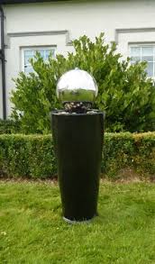 Boracay Kugel Auf Schwarzer Saule Edelstahlbrunnen Mit Led Beleuchtung Sphere Water Feature Water Features Garten