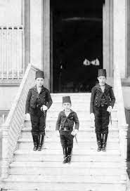 Abdülhamid han tarafından ilan edilen 1876 anayasası ve meclisteki gayrimüslim oranı ilginçti. Sultan 2 Abdulhamid In Aile Albumu