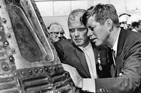 John Glenn, first American to orbit the Earth, dies at 95 | The Daily  Gazette