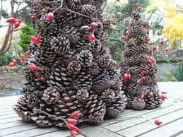 Un Sapin De Noel En Pommes De Pin Un Sapin De Noel Tres Nature Envie D Un Sapin De Noel Unique Et Fait Deco Noel Exterieur Decoration Noel Deco Noel