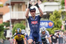 Ze leerden elkaar kennen op de kermiscross in ardooie, op 17 oktober. Cameron Vandenbroucke Juicht Vanuit De Woonkamer Mee Tims Giro Kan Niet Meer Stuk Dat Gebaar Voor Weylandt Maakte Het Alleen Maar Mooier Giro Hln Be