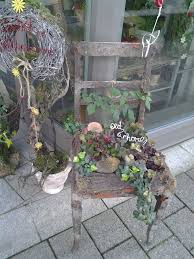 Das Ist Ein Alter Stuhl Den Ich Vor Einem Blumengeschaft Entdeckt Habe Hier Wurde Die Sitzflache Mit Moos Und Versc Holzstuhl Garten Garten Deko Blumengeschaft
