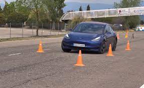 Eksperci teknikens varld obnażyli niedoskonałości w kolejnym modelu. Tesla Model 3 Wila Sie Jak Waz Podczas Testu Losia Powod Jest Jeden Wideo Super Express Wiadomosci Polityka Sport