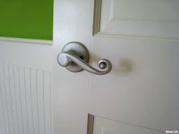 Apply paint to the metal knobs. Pin On Casa Henderson Ideas