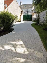 Faire une allée en pavé. Des Paves Carrossables Pour L Allee Vers Le Garage Allees De Jardin Paves Exterieur Jardins Amenagement Jardin
