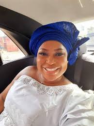 Nicole SENA GUEGUEDEGBO est une américaine d'origine béninoise qui a  immigre aux États Unis depuis des années. Une femme battante à caractère  unique. À part son boulot aux services d'immigration, elle a