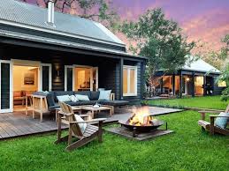 2a Tourmaline Avenue Pearl Beach Auction Domain Com Au Luxury Beach House House Exterior Backyard