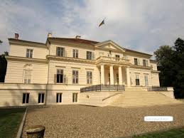 Tot luni, o trupă de muzică medievală unică în ţară prin repertoriu, instrumente şi. Castelul Regal SÄvarÈin PrimÄria SÄvarÈin