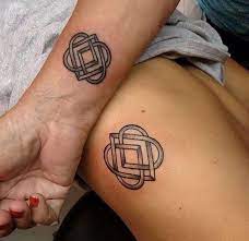 Ich möchte mir mit meiner freundin zusammen ein tattoo stechen lassen, es sollte ein symbol oder zeichen für zusammenhalt sein. Tattoo Familie Symbol Keltischer Knoten Mutter Kind Tattoo Familie Familie Symbol Tattoo Mutter