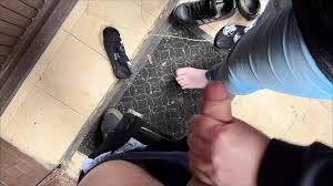 Munta davanti alla porta della cazzuola di uno sconosciuto