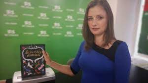 A heteroszexuális többség nevében kér szót bagdy emőke pszichológus, aki kikéri magának, hogy szakmaiatlanságról, tudománytalanságról és gyűlöletkeltési szándékról írt vele kapcsolatban az a több mint ezer pszichológus, akik a dúró dóra által ledarált meseország mindenkié című könyv kapcsán fejtették ki szakvéleményüket. Index Belfold Meseorszag Mindenkie Elhatarolodnak A Pszichologusok Bagdy Emoketol