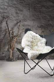 A backless and armless single seat supported on legs or a pedestal. Finden Sie Das Perfekte Lammfell Fur Ihren Stuhl Lammfellhaus De