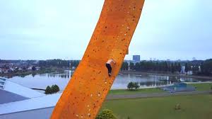 Mafkees Beklimt Ongezekerd S Werelds Grootste Klimwand In Groningen Fhm
