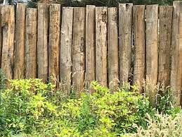 schutting van ronde kastanjepalen schutting tuin tuin palen tuin afscheiding