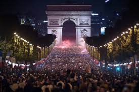 Les bleus ont posé avec la coupe du. Coupe Du Monde 2018 A Quoi Ressemblera Le Bus Des Bleus Pour Le Defile Officiel Sur Les Champs Elysees Sportbuzzbusiness Fr