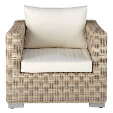 Si vous avez envie de décoré votre banc de jardin ou votre fauteuil en style rétro, alors optez pour les motifs floraux ! Fauteuil De Jardin En Resine Tressee Beige Et Coussins Ecrus Sardaigne Maisons Du Monde