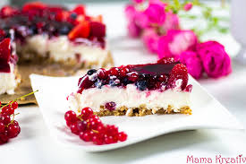 Dann jeweils 1 ei nach dem anderen 1 minute unter die buttermasse rühren. Leichte Musli Joghurttorte Mit Beeren Ohne Backen Mama Kreativ