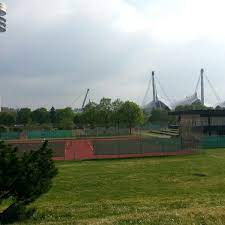 The mall ˈmæl in london ist die prachtstraße der britischen hauptstadt und stets die erste etappe des souveräns auf seiner fahrt entweder zu den houses of parliament oder zum exerzierplatz der horse guards. Tennisanlage Olympiapark Milbertshofen Am Hart Munchen Bayern