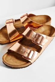 Birkenstock Arizona Rose Gold Sandals Birkenstock Arizona Metallic Rose Gold Get It On Www Officineconcept Com Birkenstock Arizona Sliders Musthave Birkenstock Sandalen Birkenstocks Schoenen