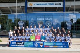 De club is het bekendst om zijn voetbalafdeling, maar is ook actief in handbal, hockey, atletiek, tennis, volleyball, judo en turnen. Die Spieler Des Msv Duisburg Haben Das Fotoshooting Erfolgreich Hinter Sich Gebracht Bitte Lacheln Duisburg