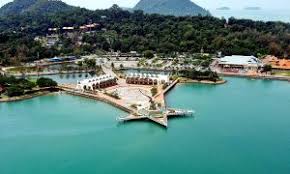 Riwayat mengatakan darah beliau bewarna putih dan beliau telah bersumpah bahawa langkawi tidak akan aman hari ni abg zul nak kongsi 7 tempat menarik di langkawi bagi tahun 2018. 16 Tempat Menarik Di Langkawi Sambil Makan Shopping