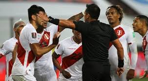 Los jugadores de perú habla con el árbitro julio bascuñan durante el perú vs. Conmebol Hace Publicos Los Audios Del Var Tras La Polemica Del Peru Vs Brasil Video Latina