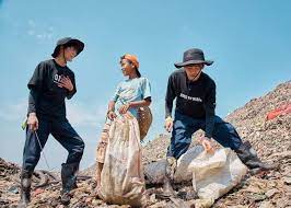 There is 'bantal gebang', a garbage dump town about an hour's drive from jakarta, . Pudori Twitter Search