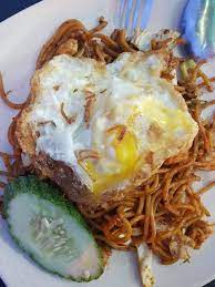 Minyak jika berlebihan, boleh diceduk keluar dan digunakan untuk menggoreng nasi atau mee. Mee Goreng Telur Mata Restoran Irfan Maju Shah Alam Flickr