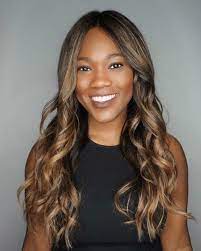 Wunderschoner Geschichteter Schnitt Mit Strukturierten Wellen Und Schokoladenfarbenen Highlights Langhaarfrisur Langhaarfrisuren Lange Haare Haarfarbe Blond