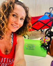 Lola and I are all packed up and ready for our last @littleyogis.dubai  session for the season. We've had so much fun with our little friends and  will be sad to say