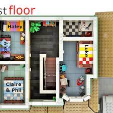 It is a detached, suburban home with two living rooms, kitchen/dining room, 2 bathrooms, 4 bedrooms, and a garage. Modern Family The Dunphy House Modern Family House Modern Family Tv Show House