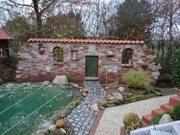 Ruinenmauer Mit Dachziegeln Im Garten Mit Gartenteich Ruinenmauer Steinmauer Garten Gartenmauern