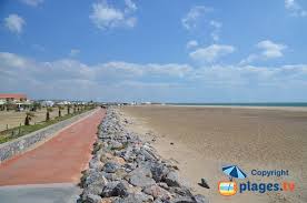 Bienvenue à l'hôtel** de la plage, charmant hôtel de 25 chambres climatisées à gruissan plage, idéalement situé à 400m de la plage des chalets. Chalets Beach In Gruissan Plage Aude France Plages Tv