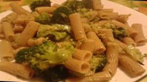 La pasta con broccoletti o sparacelli siciliani è un piatto tipico palermitano che in dialetto chiamiamo pasta chi sparaciddati. Pasta Con Broccoli Siciliani Cucina Naturale Youtube