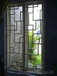 Disamping itu juga sebagai hiasan dekorasi jendela supaya terlihat lebih indah yang sebaiknya disesuaikan dengan tipe jenis rumah. Model Teralis Jendela Minimalis Modern Madaniah
