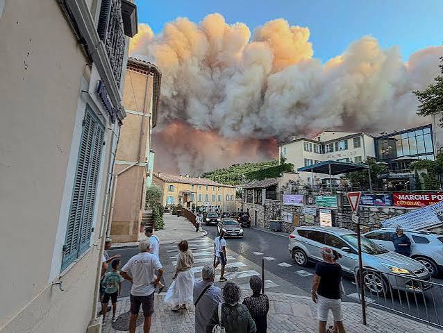 Over 100,000 flee or hole up indoors as wildfires rage in France and Spain | Euractiv