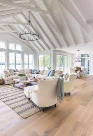 white paneled walls lake house living room decor livingroomdecorcottage beachhousedecor wohnzimmer dekor wohnzimmer weiss innenarchitektur