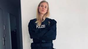 Weitere ideen zu larissa marolt, sturm der liebe, schöne hintern. So Sieht Larissa Marolt Ihre Neue Rolle Als Polizeischulerin Kurier At