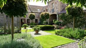 dans une ancienne cour de ferme datant de 1610 le jardin modele par robert et anna dalrymple e amenagement cour exterieur jardin contemporain amenagement cour