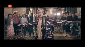 Sitting here wide awake duduk di sini, tak rasakan kantuk thinking about when i last saw you pikirkan saat terakhir aku melihatmu i know you're not far away aku tahu kau tak jauh berada i close my eyes and i still see you kupejamkan mata dan masih kulihat dirimu lying here next to me berbaring di sini. Standing In The Eyes Of The World 2019 Official Music Video Youtube