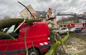 Der deutsche wetterdienst warnt vor gewittern. Bisher Wenige Sturmeinsatze Durch Luis An Rhein Und Ruhr Gemeldet Lokalklick Eu