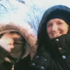 Essere mamma single non significa solo crescere figli e mandare avanti una  casa. È svegliarsi stanca e alzarsi comunque, è fare acrobazie tra orari,  compiti, zaini e piatti sporchi, mentre porti dentro