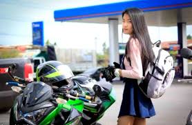 jkがバイクで通学 制服でバイクに乗る女子高生 可愛らしい girls biker298 女性ライダーの魅力 motogirl motovlog モトブログ ガールズバイカー ヘルメット 車 バイク モーターサイクル オートバイ バイカー 女性ライダー 女性ライダー