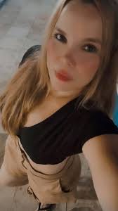 Eu resolvi me despir das minhas fortalezas. Me despir dos acertos  permanentes. Me despir do "eu consigo resolver". Me despir de ser  multifuncional. E vesti as "Vestes Novas" que me humaniza novamente. ...