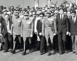 ٣ مارس ١٩٨١ صورة من جنازة المشير أحمد بدوي تجمع ثلاث رؤساء مصريين هم الرئيس أنور السادات ونائبه حسني مبارك والرئيس egyptian history egypt history old egypt